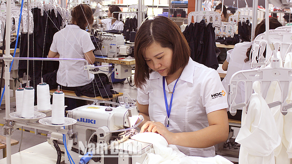 Sản xuất trang phục xuất khẩu tại Công ty Cổ phần Đầu tư Hải Đường, xã Hải Hưng.