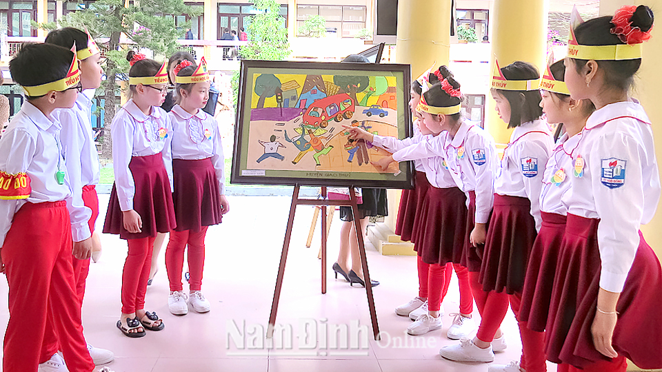 Các em học sinh thuộc Phòng Giáo dục và Đào tạo huyện Giao Thủy tham gia vẽ tranh về chủ đề an toàn giao thông cấp tỉnh.