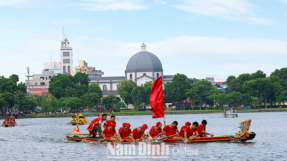 Giải bơi chải toàn tỉnh tổ chức hàng năm tại hồ Vỵ Xuyên, Thành phố Nam Định.