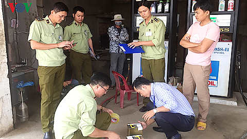 Đoàn kiểm tra thực hiện niêm phong mẫu, đưa đi xét nghiệm.