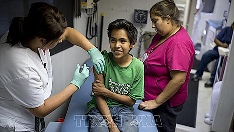 Tiêm phòng sởi - quai bị - rubella cho học sinh trước khi bước vào năm học mới tại Lynwood, California (Mỹ) tháng 8/2013. Ảnh tư liệu: AFP/TTXVN