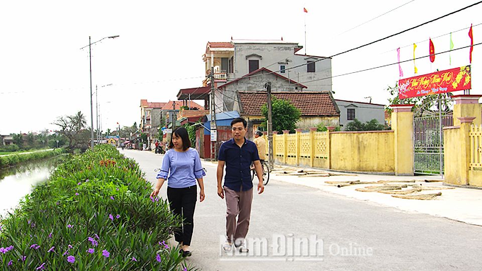 Đường hoa góp phần làm đẹp cảnh quan xã nông thôn mới Xuân Phong.