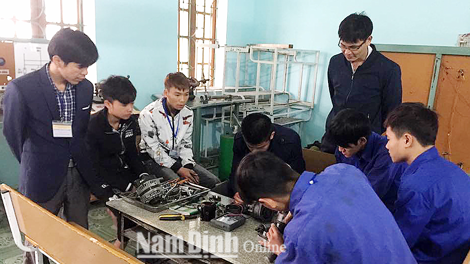 Học viên lớp sửa chữa máy nông nghiệp Trường Trung cấp nghề Thủ công mỹ nghệ truyền thống Nam Định trong giờ thực hành.