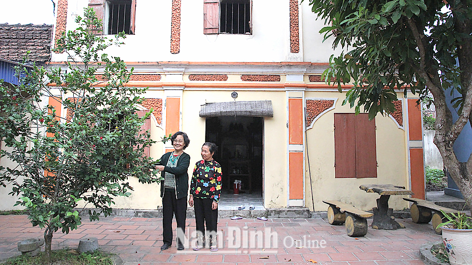 Bà Lê Thị Kim Chung (áo đen) thôn Dịch Diệp, xã Trực Chính (Trực Ninh) giới thiệu ngôi nhà của gia đình được xây dựng từ năm 1903.