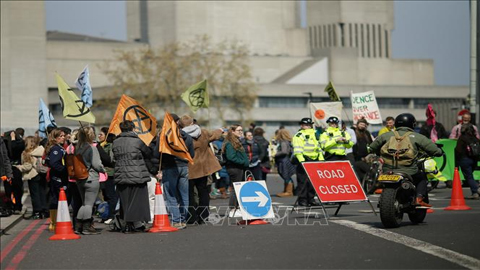 Người biểu tình chống biến đổi khí hậu phong tỏa cầu Waterloo ở London, Anh, ngày 15/4/2019. Ảnh: THX/TTXVN