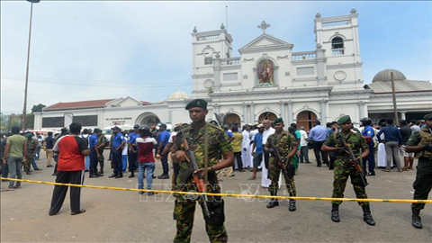 Lực lượng an ninh Sri Lanka phong tỏa hiện trường vụ nổ tại nhà thờ ở khu vực Kochchikade, Colombo, ngày 21/4/2019. Ảnh: AFP/TTXVN