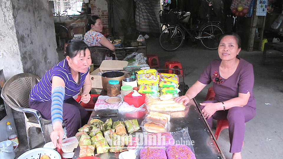 Gian hàng đặc sản bánh đúc, xôi nén tại chợ quê xã Xuân Hồng (Xuân Trường).