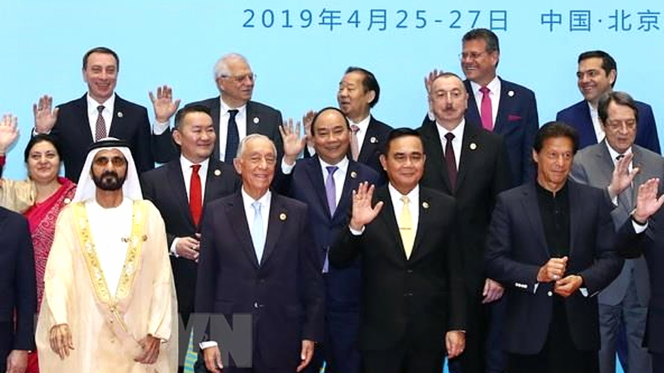 Thủ tướng Nguyễn Xuân Phúc và các trưởng đoàn chụp ảnh chung. 