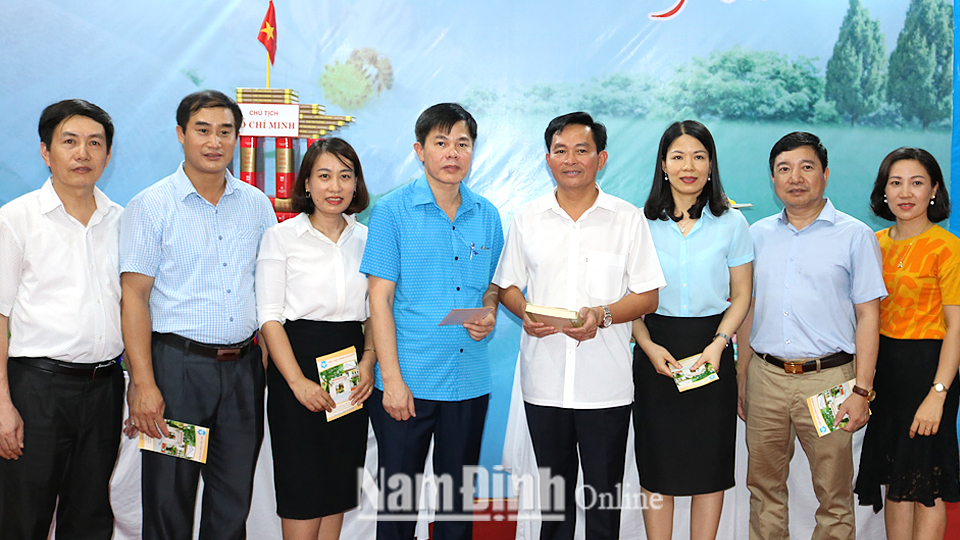 Đồng chí Nguyễn Phùng Hoan, Tỉnh uỷ viên, Phó Chủ tịch UBND cùng đại diện lãnh đạo một số sở, ban, ngành tại lễ khai mạc Ngày sách Việt Nam tỉnh Nam Định năm 2019.