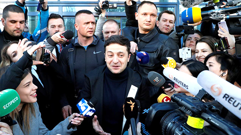 Tổng thống đắc cử Ukraine Zelensky khi trả lời phỏng vấn báo chí. Ảnh: Reuters