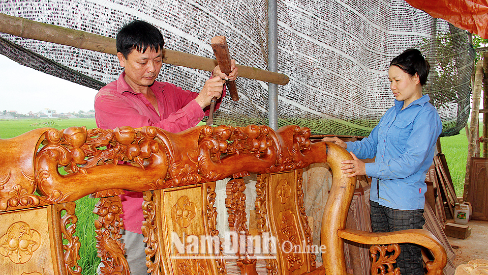 Sản xuất các sản phẩm mộc mỹ nghệ tại cơ sở sản xuất đồ gỗ nội thất Hiền Chi, Thị trấn Ngô Đồng.