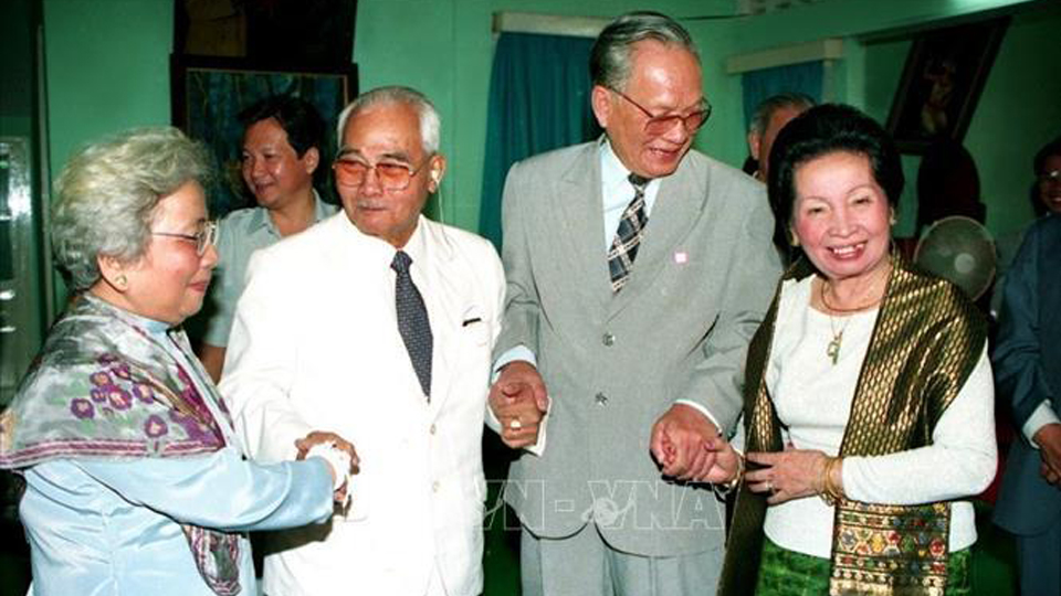 Chủ tịch nước Lê Đức Anh và Phu nhân thăm đồng chí Souphanouvong, Cố vấn Ban Chấp hành Trung ương Đảng Nhân dân cách mạng Lào và gia đình, nhân chuyến thăm hữu nghị chính thức CHDCND Lào, ngày 2-11-1993, tại Viêng Chăn.