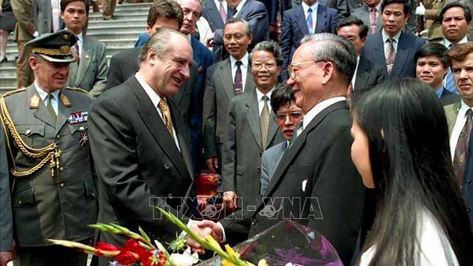Chủ tịch nước Lê Đức Anh tiếp Tổng thống Cộng hòa Áo Thomas Klestil, sáng 28-4-1995, tại Phủ Chủ tịch.