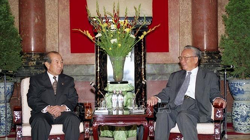 Chủ tịch nước Lê Đức Anh tiếp Chủ tịch Quốc hội Hàn Quốc Kim Soo-han tại Phủ Chủ tịch, sáng 27-8-1996, nhân chuyến thăm chính thức Việt Nam.