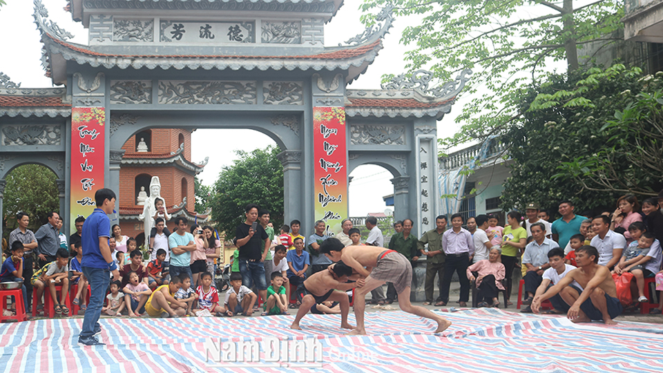 Thi đấu vật tại lễ hội Thái bình xướng ca làng Quả Linh, xã Thành Lợi năm 2019.