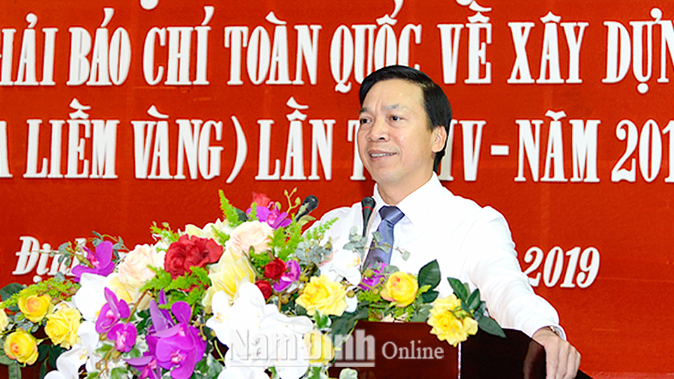 Đồng chí Trần Văn Chung, Phó Bí thư Thường trực Tỉnh ủy, Chủ tịch HĐND tỉnh, Trưởng Ban chỉ đạo Giải Báo chí Búa liềm vàng của tỉnh phát biểu kết luận hội nghị.