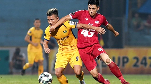 Pha tranh bóng giữa cầu thủ đội Viettel (áo đỏ) và cầu thủ đội Sông Lam Nghệ An.
