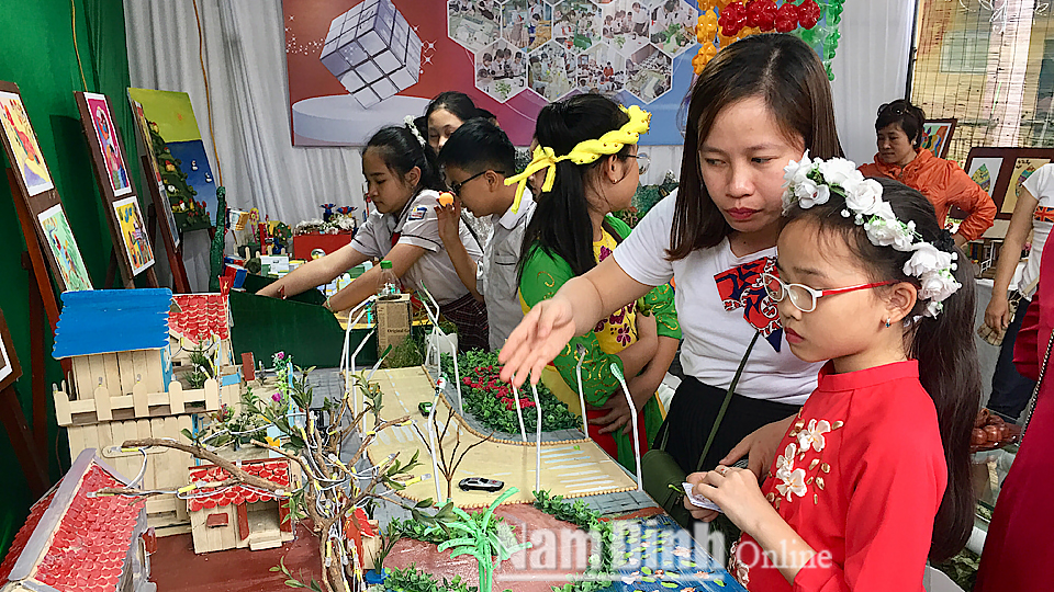 Cô và trò Trường Tiểu học Trần Văn Lan (Thành phố Nam Định) với các sản phẩm sáng tạo - STEM.