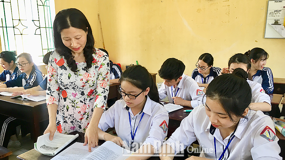 Cô giáo Lê Thị Minh Tiến hướng dẫn học sinh ôn tập môn Lịch sử.