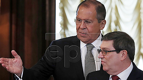 Bộ trưởng Ngoại giao Nga Sergei Lavrov (trái) và Bộ trưởng Ngoại giao Cuba Bruno Eduardo Rodriguez Parrilla (phải). Ảnh: EPA