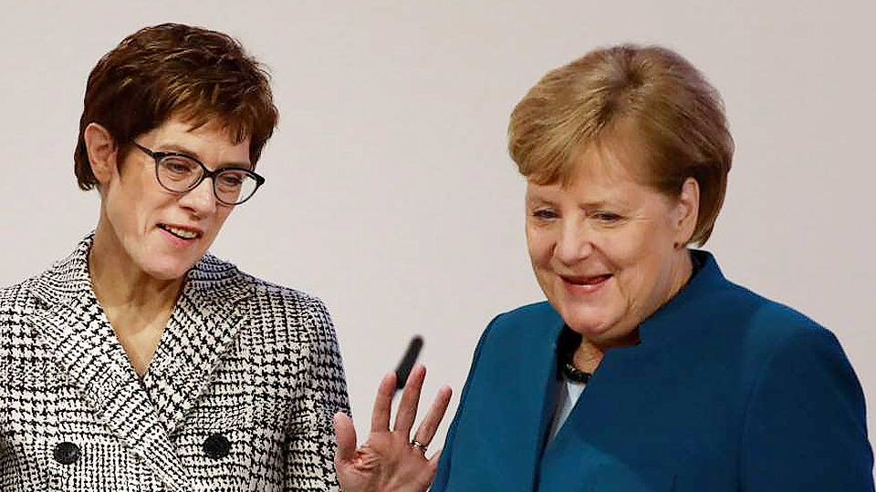  Thủ tướng Đức Angela Merkel (phải) và Chủ tịch đảng CDU Annegret Kramp-Karrenbauer. (Ảnh: AFP/TTXVN) 