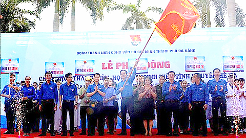 Ra mắt các đội hình tình nguyện và trao cờ lệnh xuất quân chiến dịch tình nguyện hè tại ngày hội.