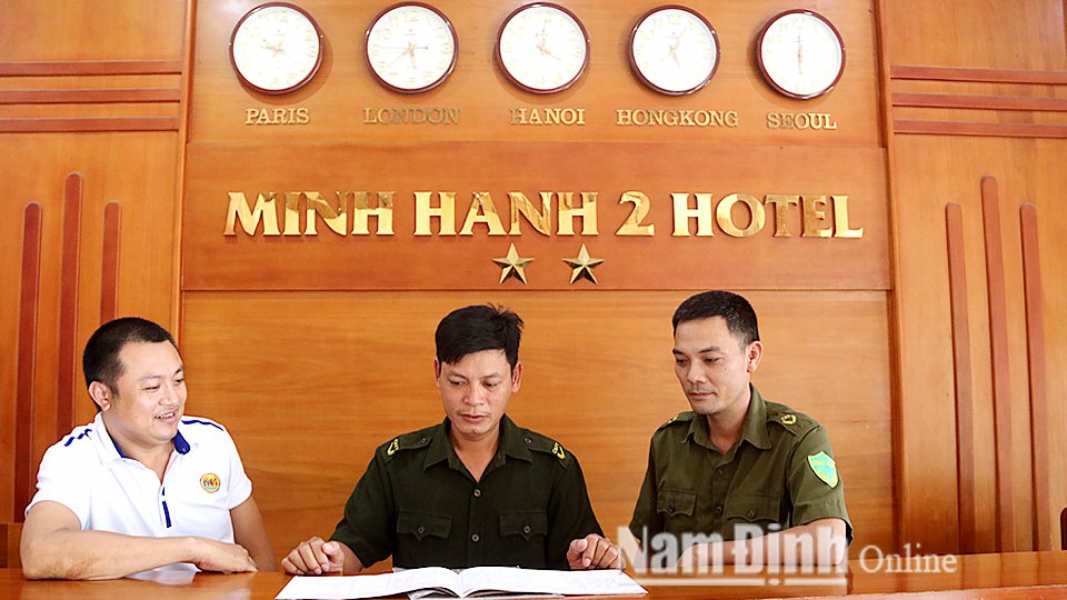 Lực lượng an ninh kiểm tra thông tin khách lưu trú tại khách sạn Minh Hạnh 2, Khu du lịch biển Quất Lâm (Giao Thủy).