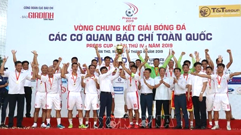 Đội bóng VTV nhận Cup vô địch Press Cup lần thứ IV năm 2019.