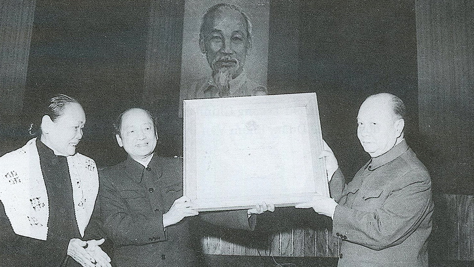 Đồng chí Trường Chinh trao Huân chương Sao Vàng cho Mặt trận Tổ quốc Việt Nam, ngày 28-12-1980.