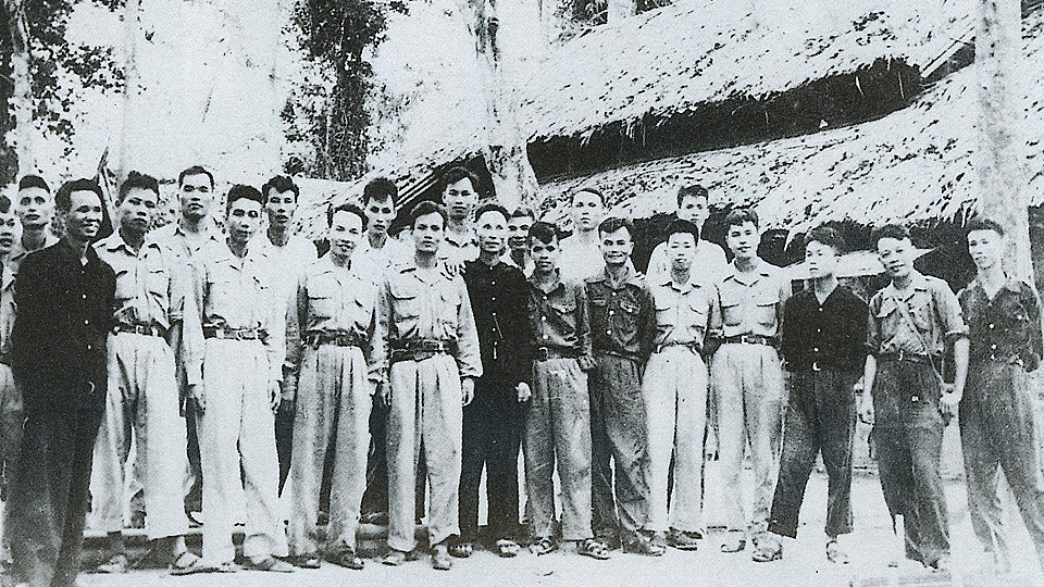 Đồng chí Trường Chinh với các đại biểu dự Đại hội lần thứ II của Đảng, tháng 12-1951.