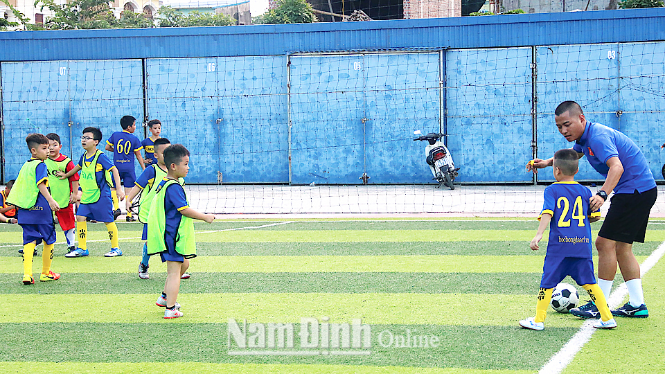 Huấn luyện viên Trung tâm bóng đá Cotokin (Thành phố Nam Định)hướng dẫn các học viên tập luyện bóng đá.
