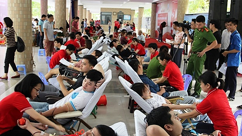 Người dân tham gia hiến máu tại ngày hội.