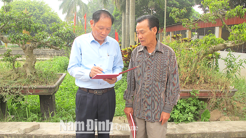 Đồng chí Dương Văn Mỡ, trưởng đài truyền thanh xã Yên Nhân (Ý Yên) phỏng vấn cán bộ nông nghiệp xã để tuyên truyền trên sóng phát thanh.