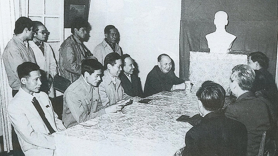 Trong dịp kỷ niệm lần thứ 50 ngày thành lập Đảng Cộng sản Việt Nam, Đảng bộ Văn phòng Trung ương Đảng tổ chức trao Thẻ Đảng cho đồng chí Trường Chinh.