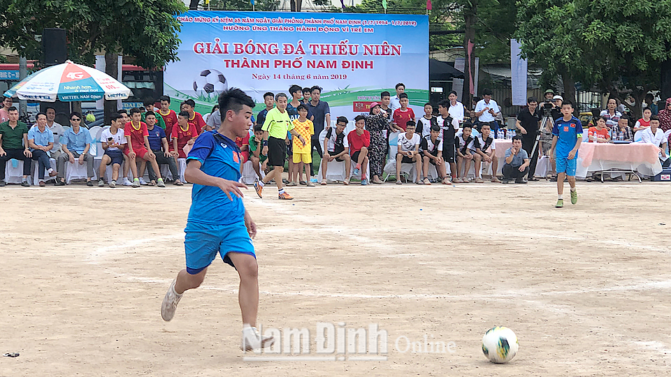 Một trận thi đấu bóng đá tại Giải bóng đá thiếu niên Thành phố Nam Định năm 2019.