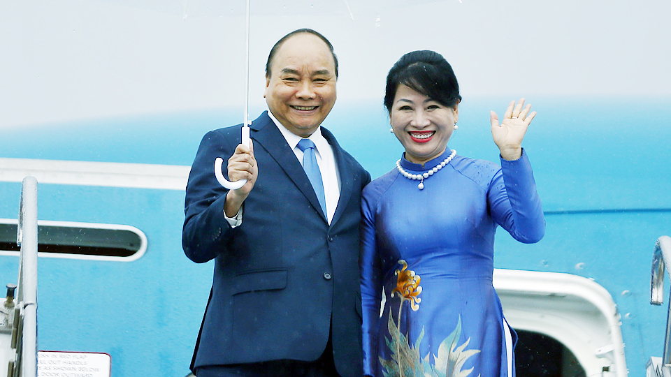 Thủ tướng Chính phủ Nguyễn Xuân Phúc và Phu nhân tại Sân bay quốc tế Kansai, Osaka. Ảnh: Thống Nhất - TTXVN