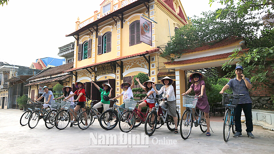 Đoàn du khách tham quan khu chợ Đông Biên, Thị trấn Yên Định, Hải Hậu. Ảnh: Do cơ sở cung cấp