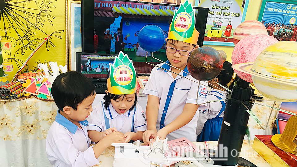 Học sinh Trường Tiểu học Trần Quốc Toản (Thành phố Nam Định) tham gia Ngày hội STEM năm học 2018-2019.
