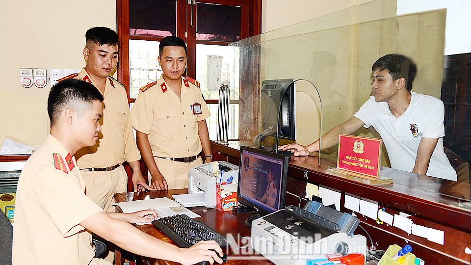 Công an huyện Trực Ninh làm thủ tục cấp đăng ký phương tiện cơ giới đường bộ cho nhân dân trên địa bàn.