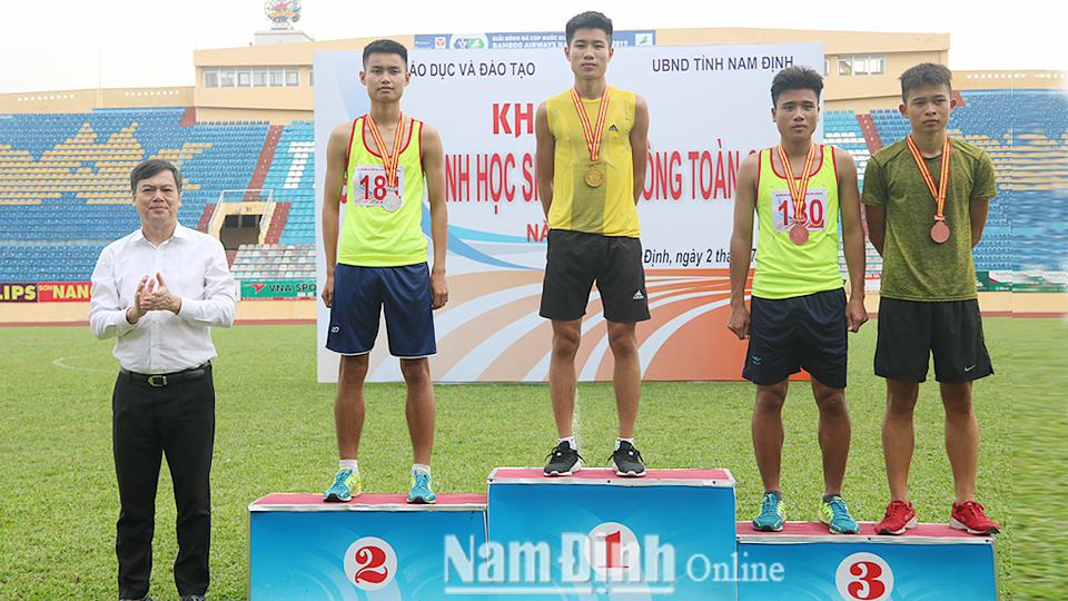 Đồng chí Trần Lê Đoài, Tỉnh ủy viên, Phó Chủ tịch UBND tỉnh trao Huy chương cho các vận động viên tham gia thi đấu tại Giải Điền kinh học sinh phổ thông toàn quốc năm 2019.