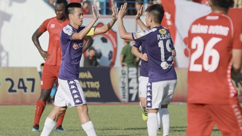 Văn Quyết ăn mừng bàn thắng cùng Quang Hải. Trận này, đội trưởng của Hà Nội FC thi đấu xuất sắc với 1 bàn thắng và 1 pha kiến tạo thành bàn. Ảnh: bongda24h.vn