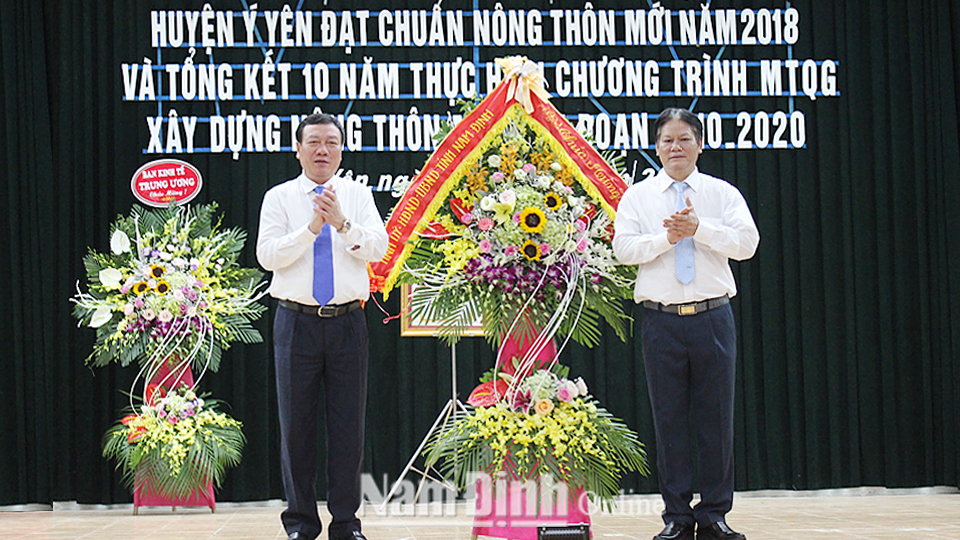 Đồng chí Đoàn Hồng Phong, Uỷ viên Ban Chấp hành Trung ương Đảng, Bí thư Tỉnh ủy tặng hoa chúc mừng huyện Ý Yên.