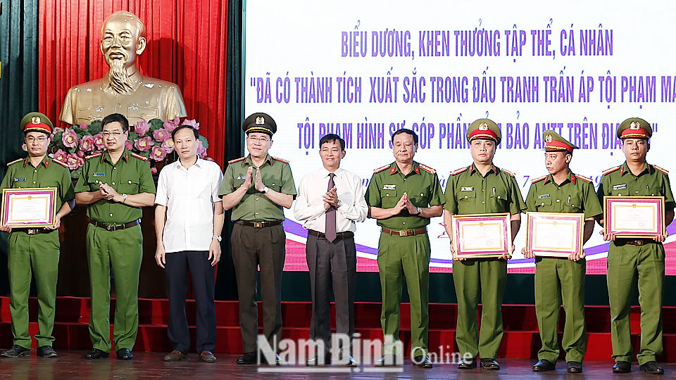 Đồng chí Nguyễn Phùng Hoan, Tỉnh ủy viên, Phó Chủ tịch UBND tỉnh trao thưởng cho các tập thể, cá nhân Phòng Cảnh sát hình sự (PC02) và Phòng Cảnh sát điều tra tội phạm về ma túy (PC04) Công an tỉnh.