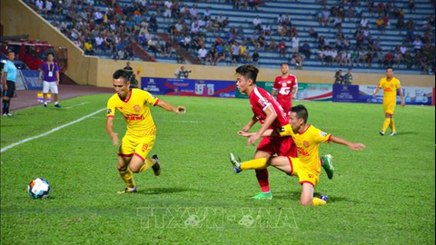 Nam Định (áo vàng) đánh bại Thanh Hóa trên sân nhà Thiên Trường.