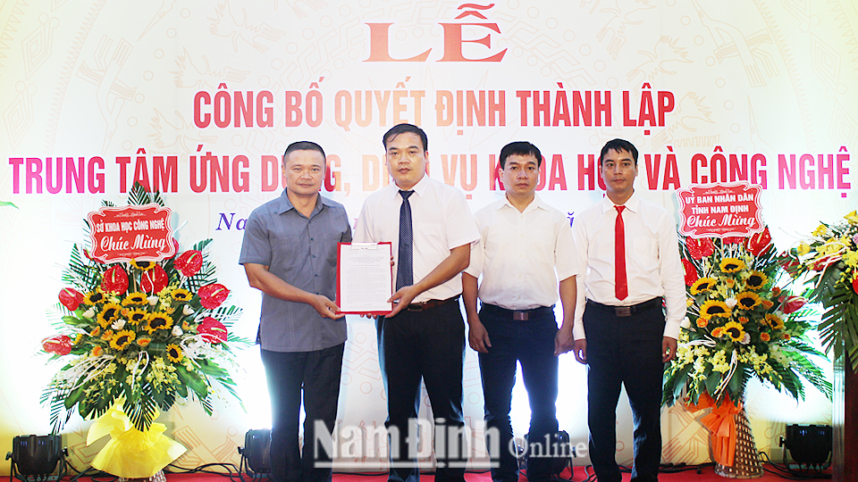 Đồng chí Bạch Ngọc Chiến, Tỉnh ủy viên, Phó Chủ tịch UBND tỉnh trao Quyết định thành lập Trung tâm Ứng dụng, dịch vụ Khoa học và Công nghệ.