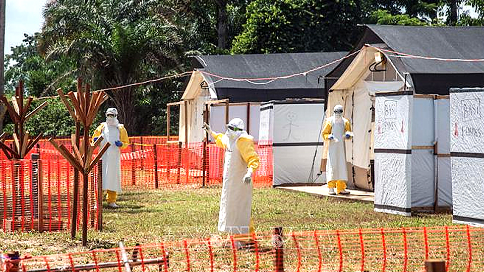 Khu vực cách ly điều trị cho bệnh nhân nhiễm virus ebola tại Mbandaka, CHDC Congo. Ảnh: AFP/TTXVN