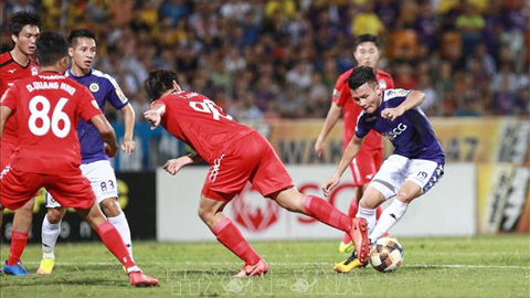 Tối 17/7/2019, trên sân Hàng Đẫy, đội Hà Nội FC (áo tím) hòa 1 - 1 với đội  Hoàng Anh Gia Lai FC (áo đỏ) trong trận đấu ở vòng 16 Giải bóng đá vô địch quốc gia Wake-up 24/7- V.League 2019. Ảnh: Trọng Đạt. TTXVN