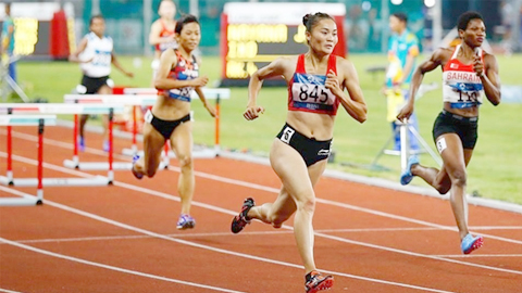 Quách Thị Lan trên đường chạy 400m rào nữ ở ASIAD 2018.