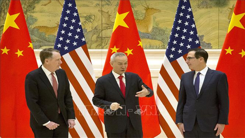 Trong ảnh (từ trái sang): Đại diện Thương mại Mỹ Robert Lighthizer, Phó Thủ tướng Trung Quốc Lưu Hạc và Bộ trưởng Tài chính Steven Mnuchin tại vòng đàm phán thương mại ở Bắc Kinh (Trung Quốc) ngày 14/2/2019. Ảnh: AFP/TTXVN