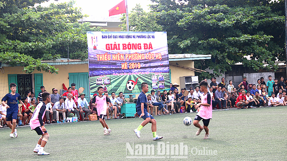 Trận đấu giữa 2 đội bóng đá Đệ Tứ và Đông Y tại Giải bóng đá thiếu niên phường Lộc Hạ (Thành phố Nam Định) năm 2019.